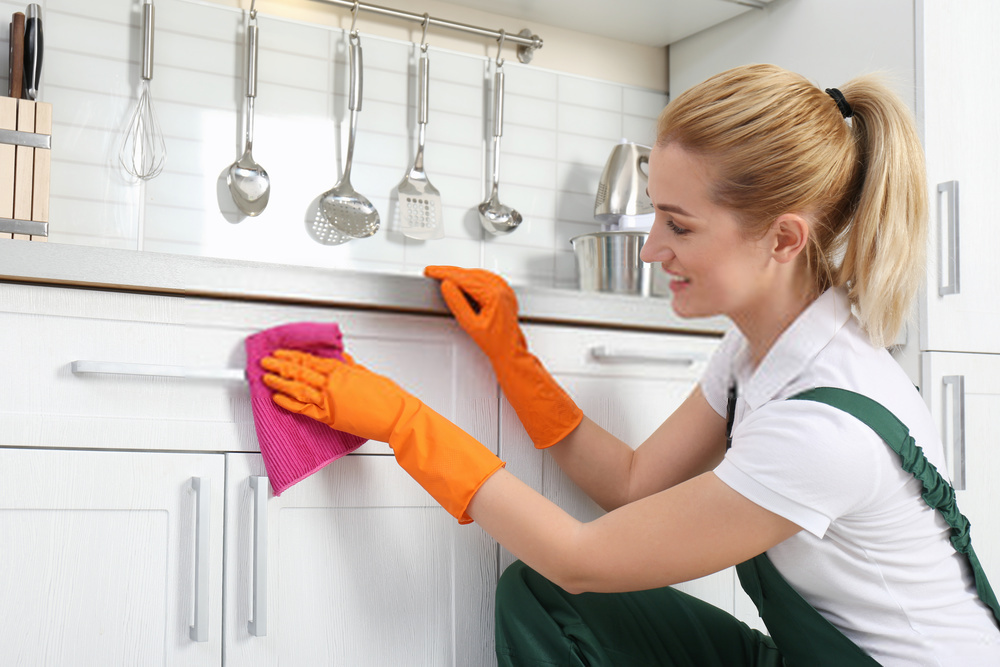 donna che pulisce in cucina