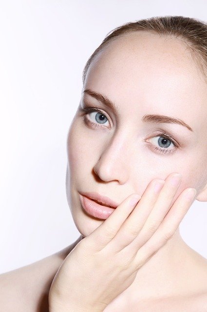 viso di donna intenta a curare la pelle